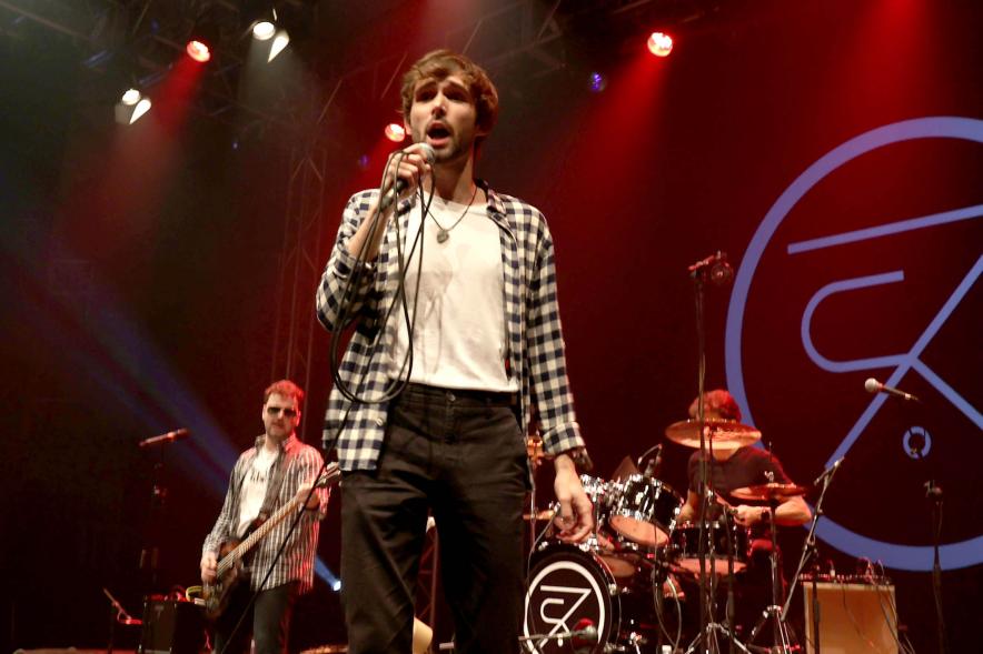 Festival de Música Joven en La Esfera - Primer plano del cantante de un grupo musical.