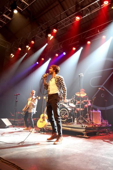 Festival de Música Joven en La Esfera - Primer plano del escenario con una actuación musical.