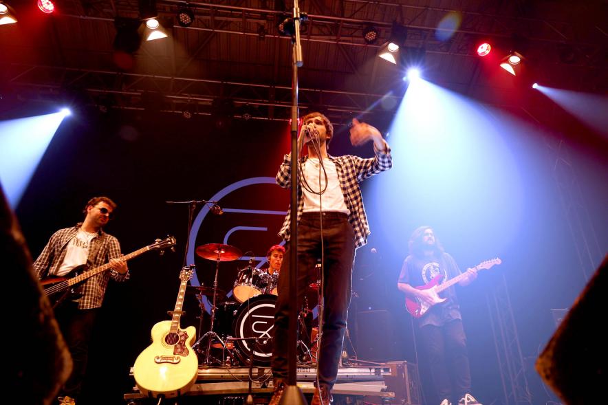 Festival de Música Joven en La Esfera - Primer plano del cantante de un grupo musical.