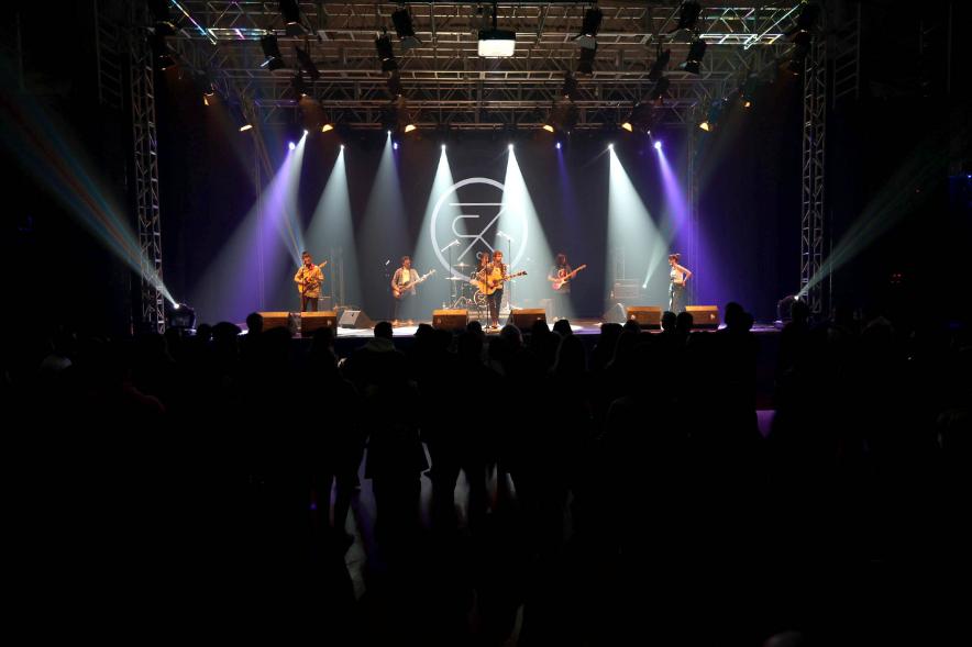 Festival de Música Joven en La Esfera - Plano  del escenario con una actuación musical.