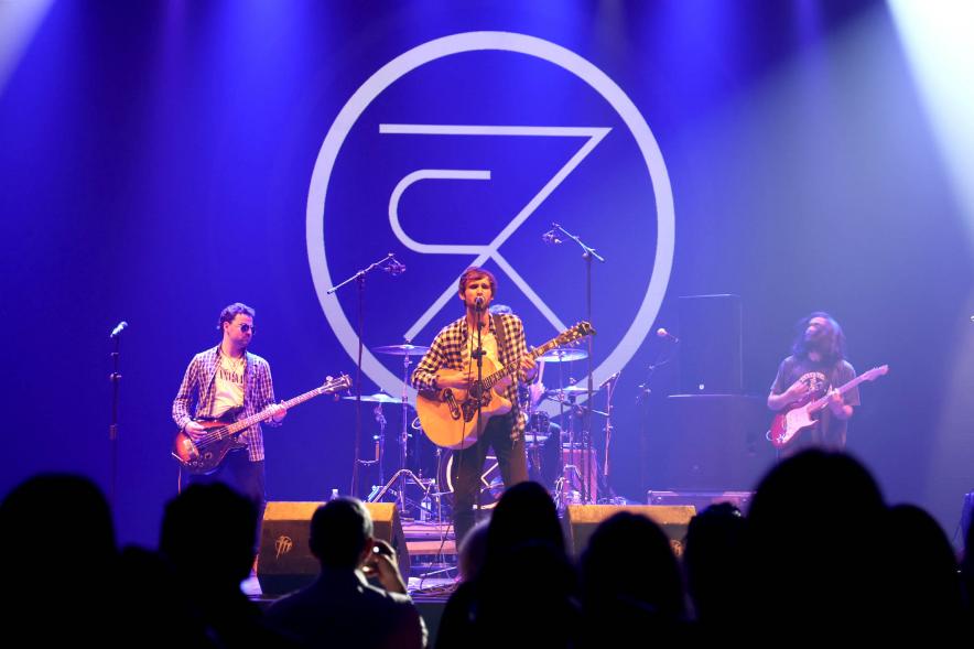 Festival de Música Joven en La Esfera - Primer plano del escenario con una actuación musical.