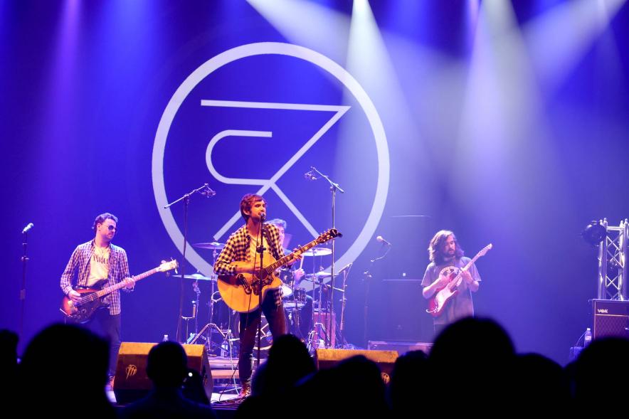 Festival de Música Joven en La Esfera - Primer plano del escenario con una actuación musical.
