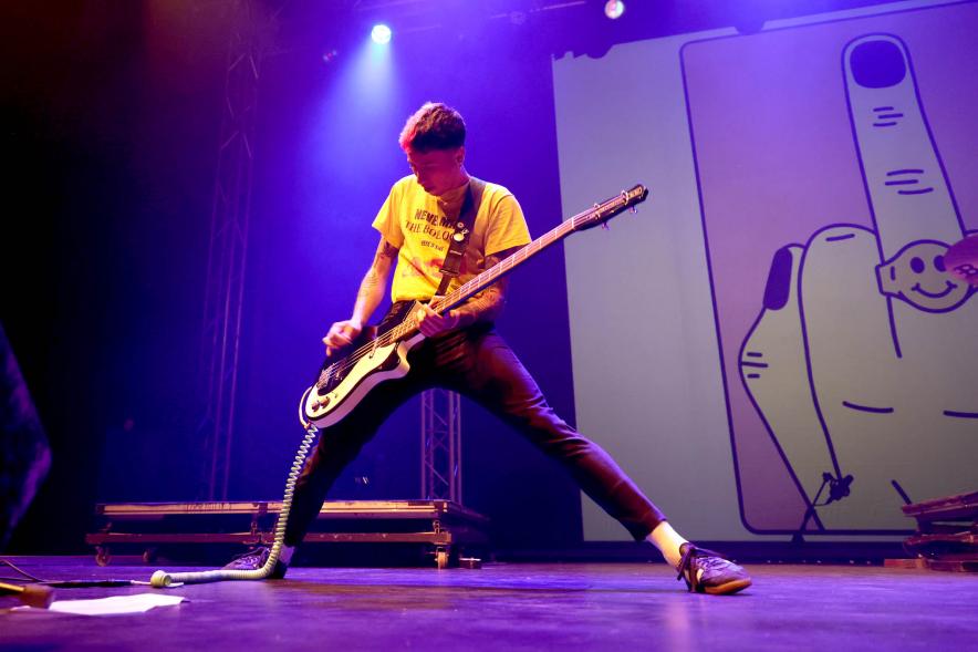 Festival de Música Joven en La Esfera - Primer plano del guitarra de un grupo musical.