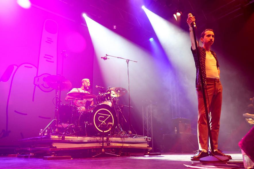 Festival de Música Joven en La Esfera - Primer plano del escenario con una actuación musical.