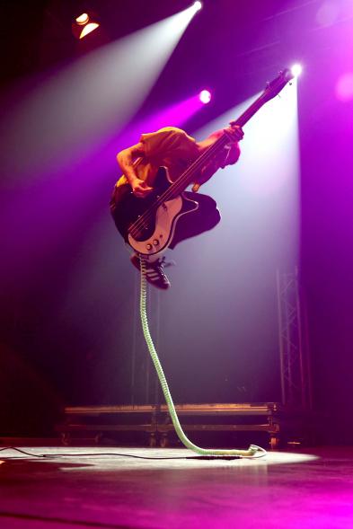 Festival de Música Joven en La Esfera - Primer plano del salto del guitarra de un grupo musical.