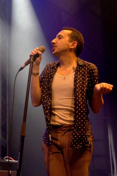 Festival de Música Joven en La Esfera - Primer plano del cantante de un grupo musical.