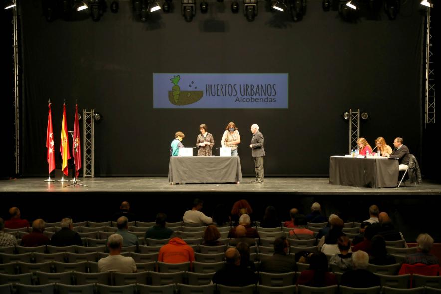 Sorteo de Huertos Urbanos - Imagen lejana de un momento del sorteo de los huertos urbanos que se celebra en el Centro Municipal La Esfera.  