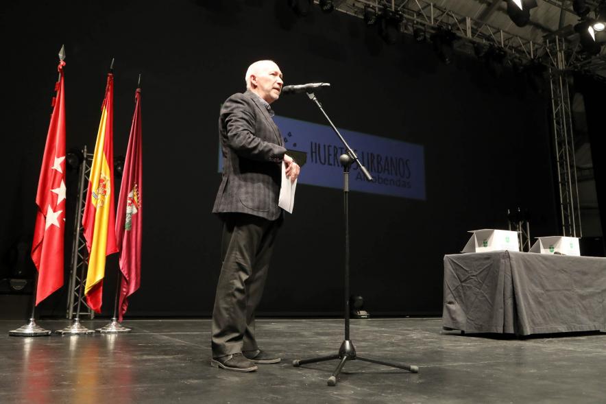 Sorteo de Huertos Urbanos - Imagen de una persona en el uso de la palabra. 