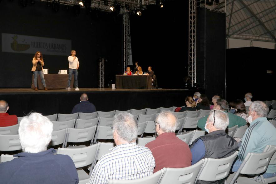 Sorteo de Huertos Urbanos - Imagen lejana del vicealcalde Rafa Sánchez Acera y la concejal de Medio Ambiente, Cristina Martínez en un momento del sorteo.