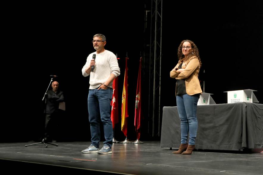 Sorteo de Huertos Urbanos - Imagen del vicealcalde Rafa Sánchez Acera en el uso de la palabra junto a la concejal de Medio Ambiente Cristina Martínez.