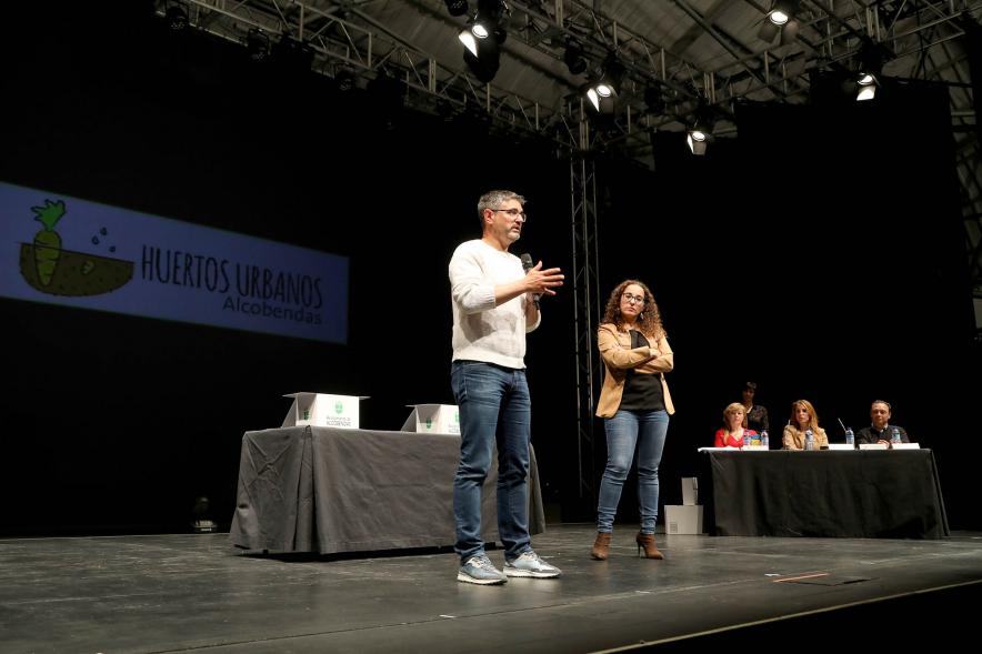 Sorteo de Huertos Urbanos - Imagen del vicealcalde Rafa Sánchez Acera en el uso de la palabra junto a la concejal de Medio Ambiente Cristina Martínez.