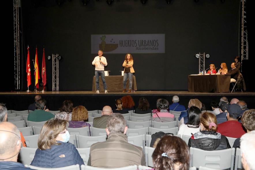 Sorteo de Huertos Urbanos - Imagen lejana del vicealcalde Rafa Sánchez Acera en el uso de la palabra junto a la concejal de Medio Ambiente Cristina Martínez.