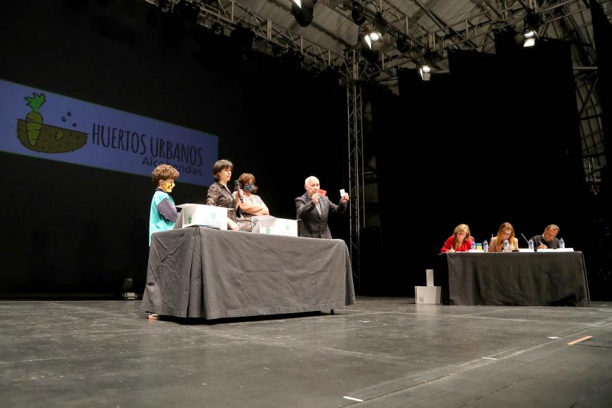  Sorteo de Huertos Urbanos - Imagen de un momento del sorteo de los huertos urbanos.