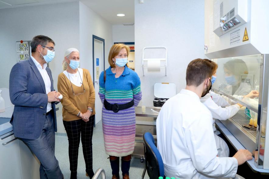 Visita al Laboratorio Municipal por su 40 Aniversario - Imagen del vicealcalde Sánchez Acera en el laboratorio. 