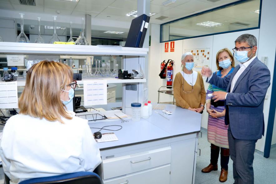 Visita al Laboratorio Municipal por su 40 Aniversario -  El vicealcalde Sánchez Acera hablando con los técnicos del laboratorio.
