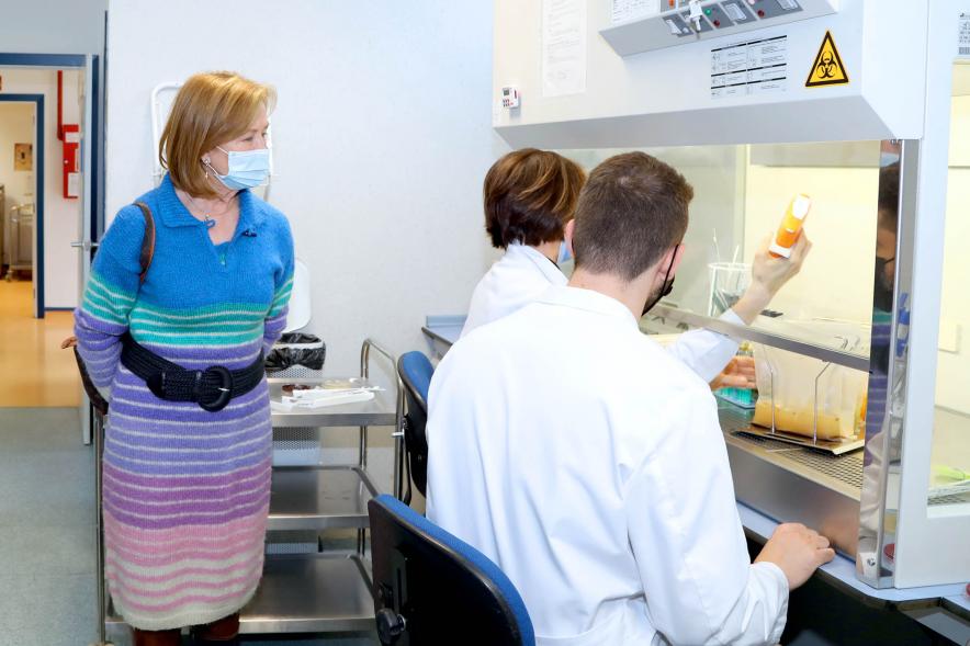   Visita al Laboratorio Municipal por su 40 Aniversario - Imagen de la concejal Ofelia Culebradas en el laboratorio.