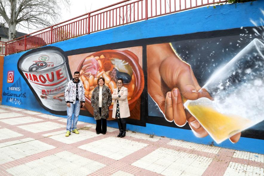  Visita al Mural del Parque Asturias y Cantabria - Imagen de David Barrera acompañado de las concejalas Cristina Martínez y Rosario Tamayo durante su visita al Mural del Parque Asturias y Cantabria.