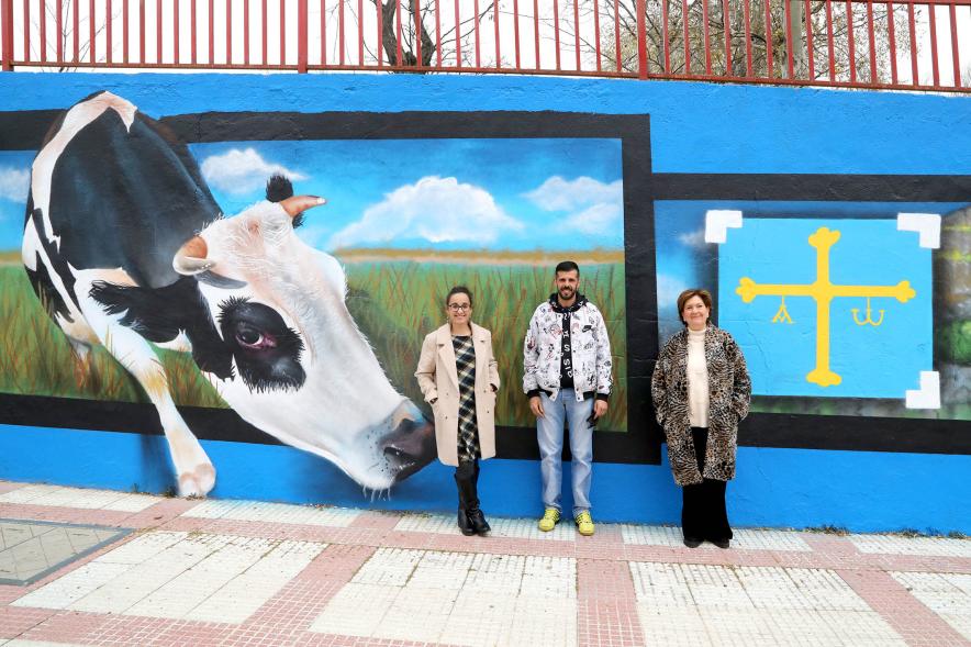  Visita al Mural del Parque Asturias y Cantabria - Imagen de las concejalas Cristina Martínez y Rosario Tamayo posando junto al artista David Barrera delante de su mural.