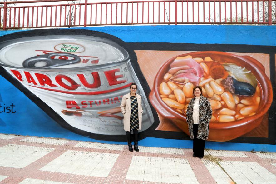  Visita al Mural del Parque Asturias y Cantabria - Imagen de las concejalas Cristina Martínez y Rosario Tamayo posando delante del Mural del Parque Asturias y Cantabria.