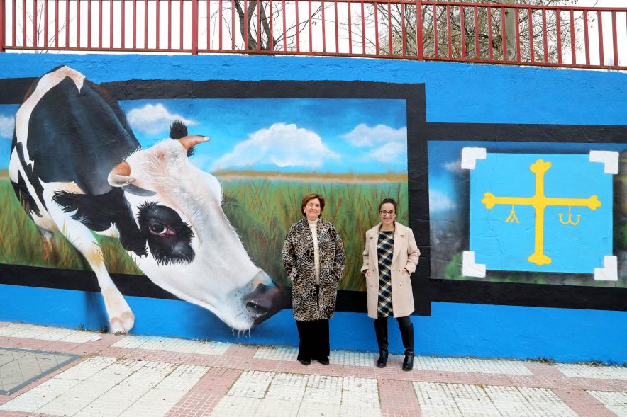  Visita al Mural del Parque Asturias y Cantabria - Imagen de las concejalas Cristina Martínez y Rosario Tamayo posando delante del Mural del Parque Asturias y Cantabria.