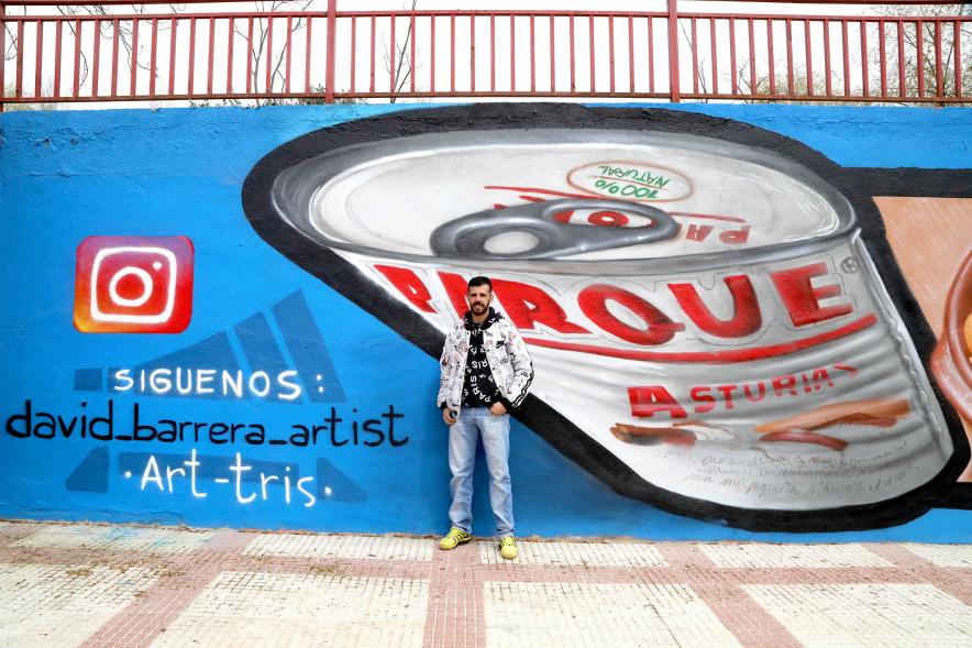  Visita al Mural del Parque Asturias y Cantabria -  Imagen del artista David Barrera posando delante  del grafiti que ha pintado en el muro del Parque de Asturias-Cantabria.