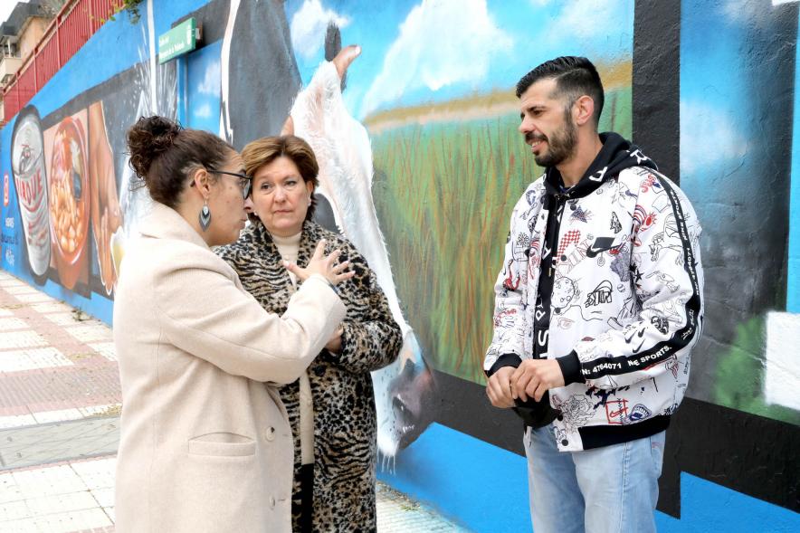 Visita al Mural del Parque Asturias y Cantabria - Imagen del artista David Barrera charlando con las concejalas Cristina Martínez y Rosario Tamayo durante su visita al Parque Asturias y Cantabria.