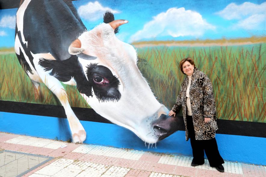  Visita al Mural del Parque Asturias y Cantabria - Imagen de la concejala Rosario Tamayo posando delante del Mural del Parque Asturias y Cantabria.