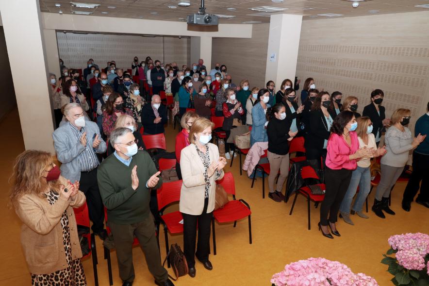    Pregón de Semana Santa de la Casa de Murcia y Mona de Pascua - Imagen panorámica de las personas aplaudiendo.