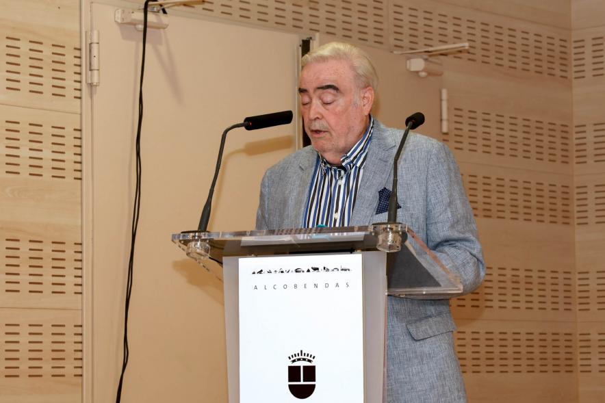   Pregón de Semana Santa de la Casa de Murcia y Mona de Pascua - Imagen del presidente de la  asociación Cultural-artesana José María Gómez Toro, la persona encargada de dar el pregón; en un momento de su intervención.