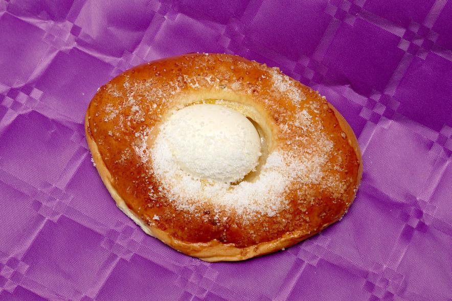   Pregón de Semana Santa de la Casa de Murcia y Mona de Pascua1 -  Primer plano de un dulce: Una mona de Pascua que se repartirá entre los todos los presentes. 