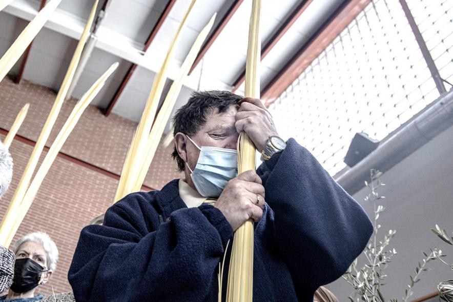 Semana Santa 2022 - Domingo de Ramos - Imagen de uno de los fieles llevando la palma.