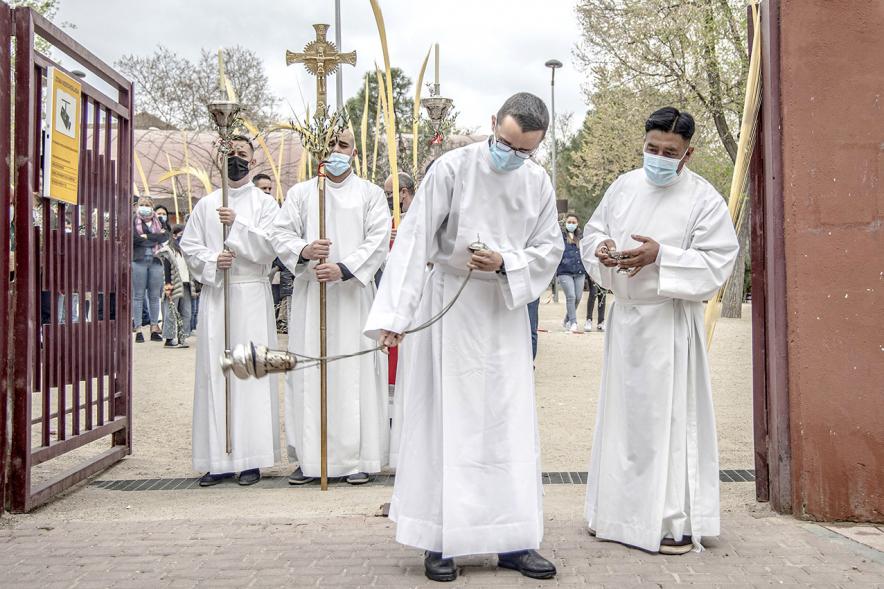 Semana Santa 2022 - Domingo de Ramos - Imagen de los monaguillos con el  incienso.