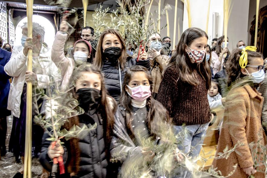 Semana Santa 2022 - Domingo de Ramos - Imagen de un grupo de niños con su ramo de olivo.