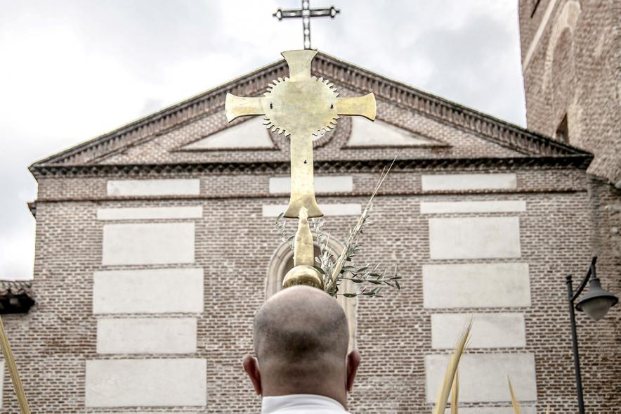 Semana Santa 2022 - Domingo de Ramos - Primer plano del báculo de la Cruz a la entrada de la iglesia.