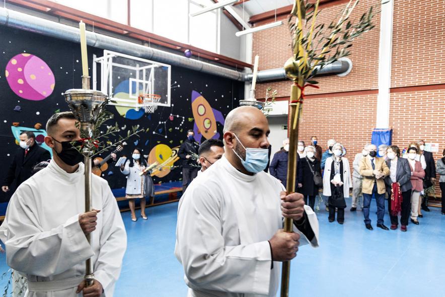 Semana Santa 2022 - Domingo de Ramos -  Procesión por  el gimnasio habilitado.