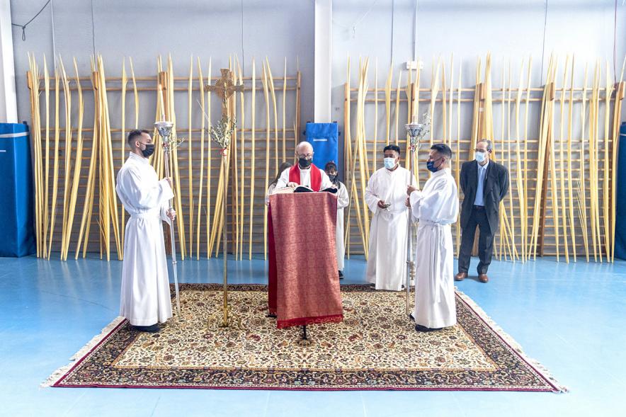 Semana Santa 2022 - Domingo de Ramos -  Imagen del sacerdote y los acólitos, impartiendo la bendición.