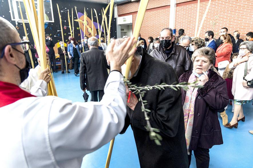 Semana Santa 2022 - Domingo de Ramos -  El sacerdote bendice una a una las palmas.