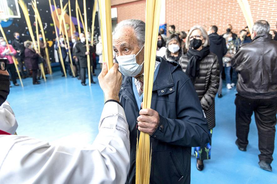 Semana Santa 2022 - Domingo de Ramos - El sacerdote bendice una a una las palmas.