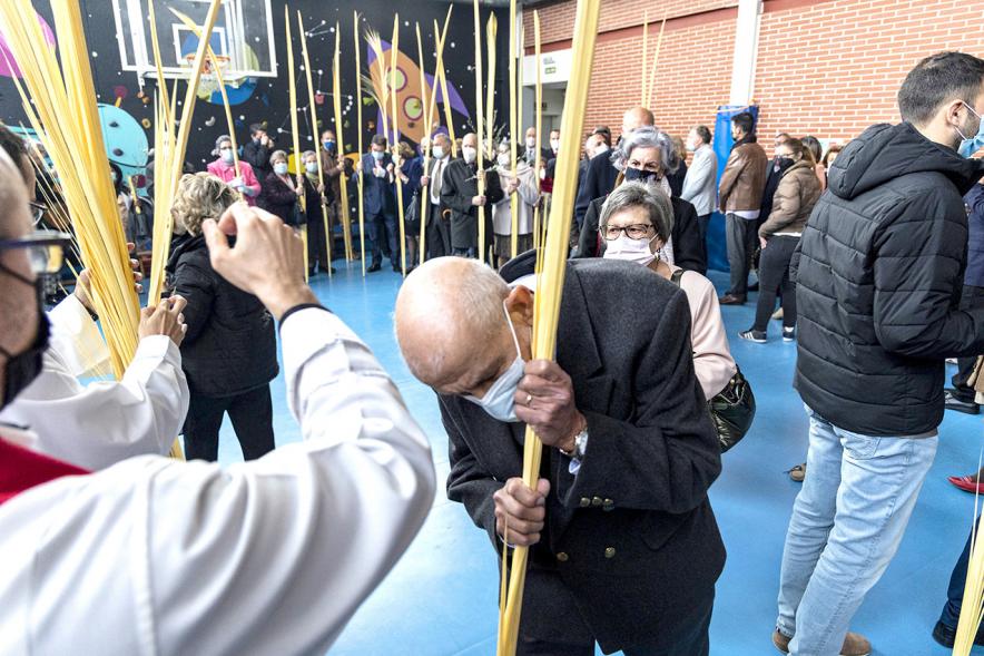   Semana Santa 2022 - Domingo de Ramos - El sacerdote bendice una a una las palmas.