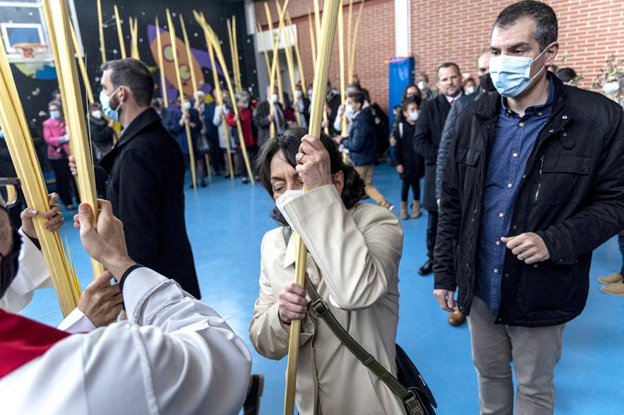 Semana Santa 2022 - Domingo de Ramos - El sacerdote bendice una a una las palmas.