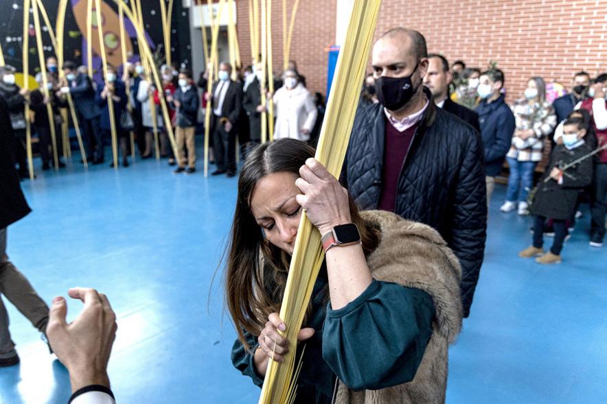 Semana Santa 2022 - Domingo de Ramos - El sacerdote bendice una a una las palmas.
