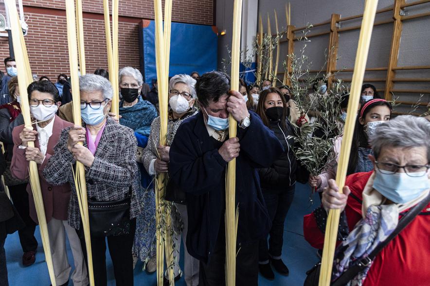Semana Santa 2022 - Domingo de Ramos - Imagen de un grupo de fieles llevando la palma.