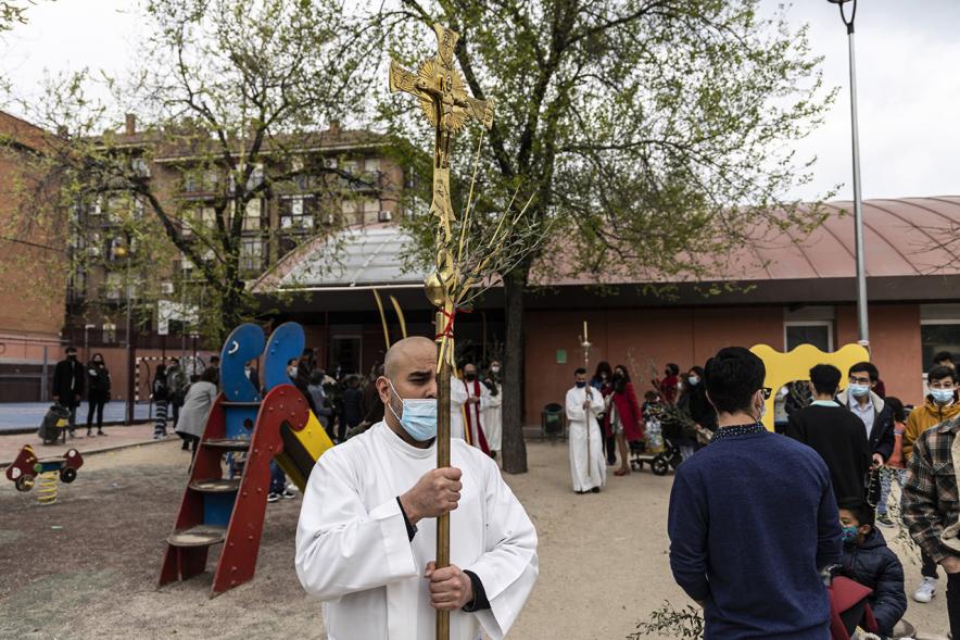 Semana Santa 2022 - Domingo de Ramos - Imagen de la procesión atravesando los  parques infantiles.