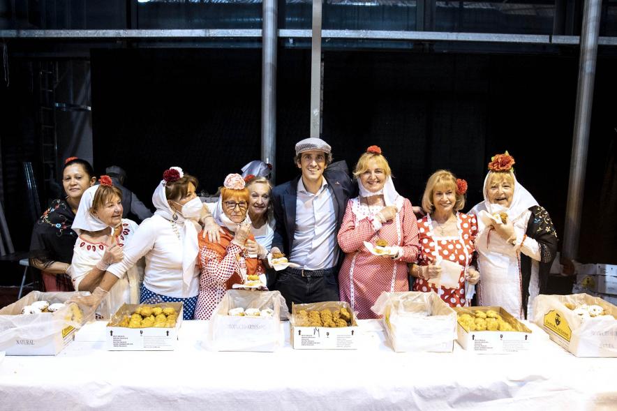 Fiesta del Dos de Mayo en La Esfera - Imagen del alcalde Aitor Retolaza en el tradicional reparto de rosquillas listas y tontas.