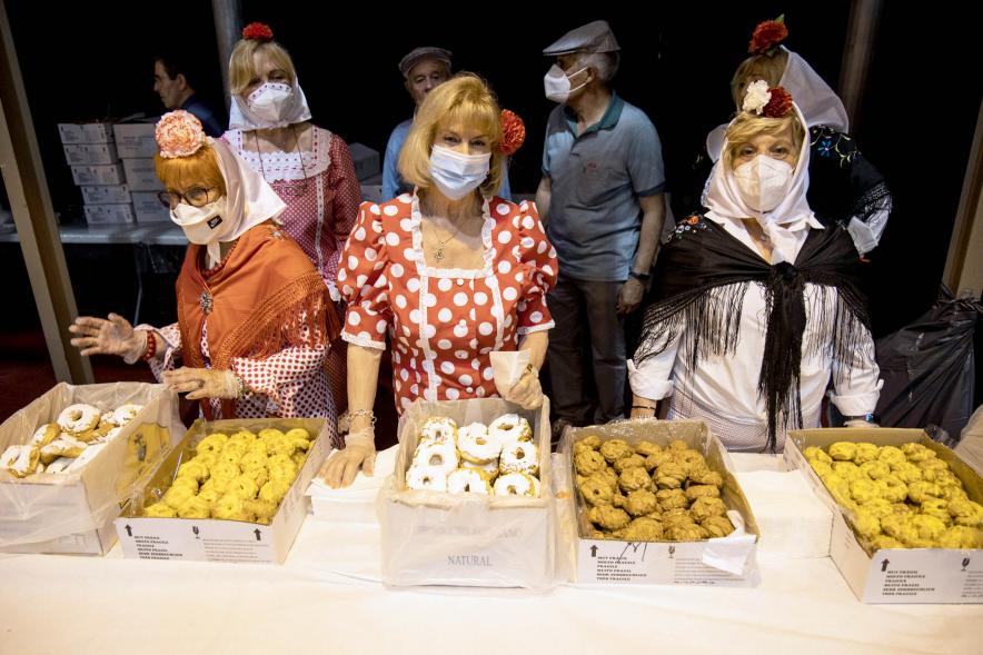 Fiesta del Dos de Mayo en La Esfera - Imagen posado de las mujeres vestidas de chulapas encargadas del reparto de rosquillas listas y tontas.