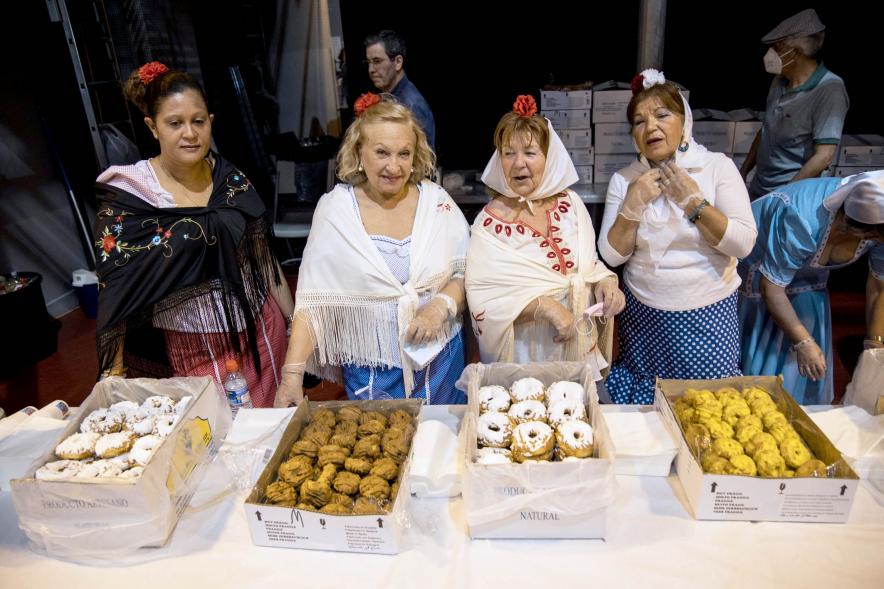 Fiesta del Dos de Mayo en La Esfera - Imagen posado de las mujeres vestidas de chulapas encargadas del reparto de rosquillas listas y tontas.