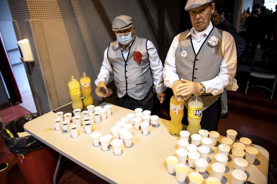 Fiesta del Dos de Mayo en La Esfera - Imagen posado de hombres vestidos de chulapos encargados de repartir refrescos.