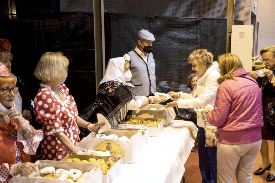 Fiesta del Dos de Mayo en La Esfera - Imagen de un momento del reparto de rosquillas listas y tontas, y refrescos. 