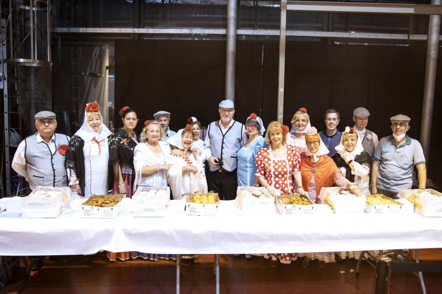 Fiesta del Dos de Mayo en La Esfera - Imagen de posado de los encargados de repartir las rosquillas listas y tontas, y los refrescos todos vestidos de chulapos.