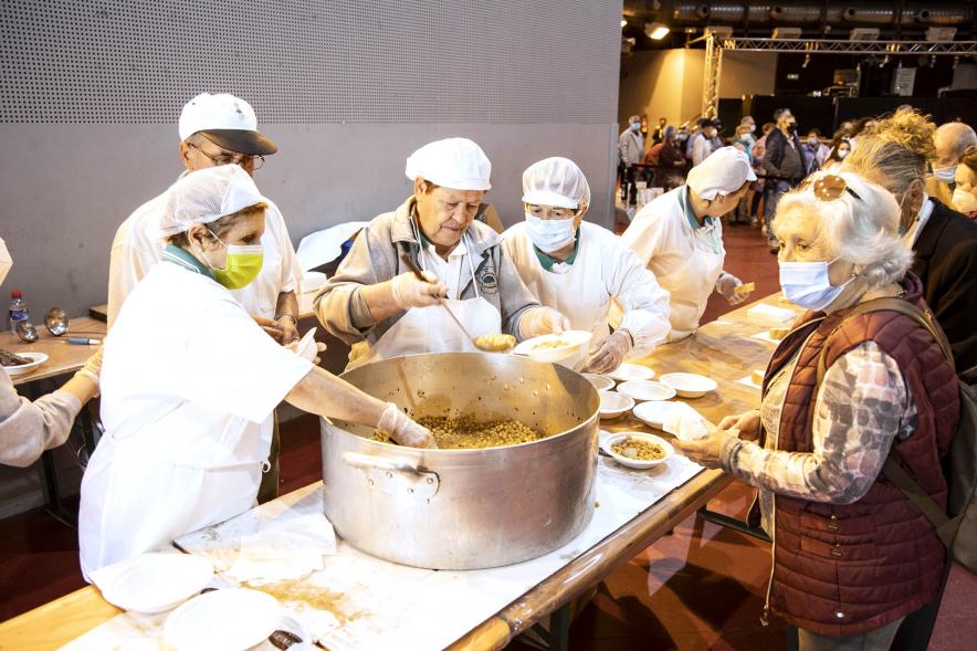 Fiesta del Dos de Mayo en La Esfera - Imagen de un momento del reparto de una degustación del tradicional cocido regional que ofrece La Casa de Extremadura.